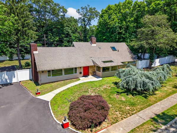 81 Carriage Lane , Roslyn Heights, NY 11577