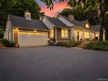 27310 Crestwood Drive, Franklin Vlg, MI 48025