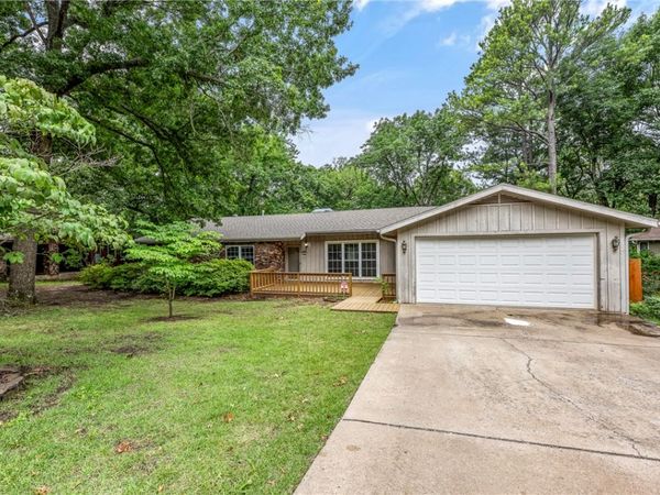 755 N Cedarwood Avenue , Fayetteville, AR 72701