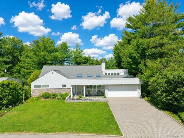 9 Arbor Road , East Hills, NY 11577
