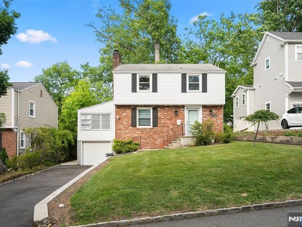 26 W Lawn Road, LIVINGSTON, NJ 07039