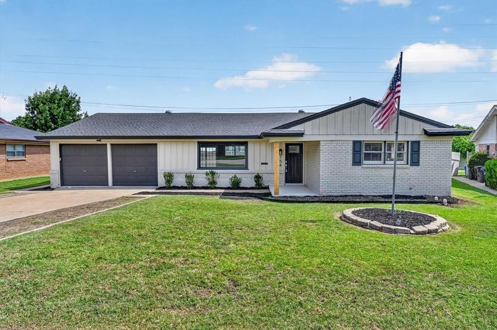 154 Hallmark Drive W, Fort Worth, TX 76134 Main Photo