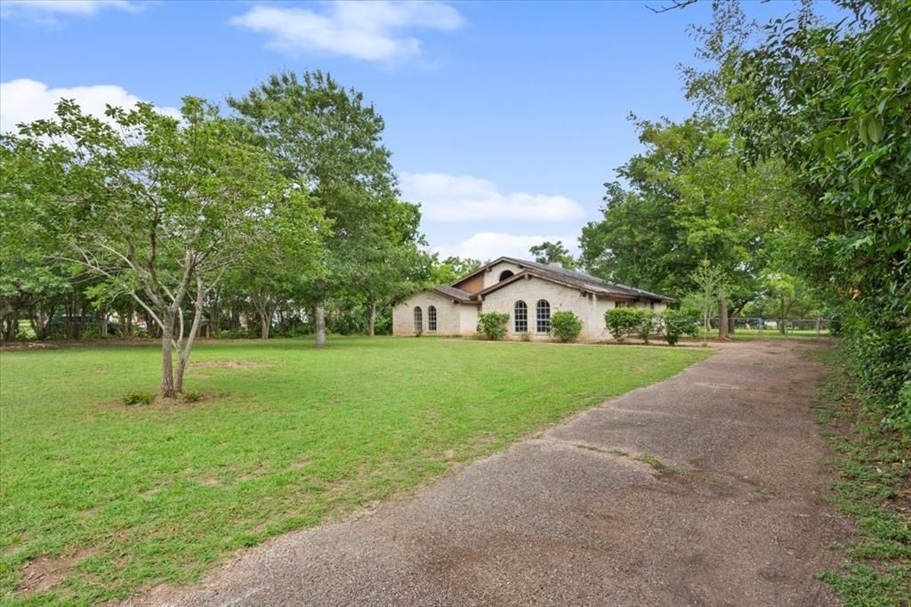 317 W Chapman Road, Hewitt, TX 76643 Main Photo
