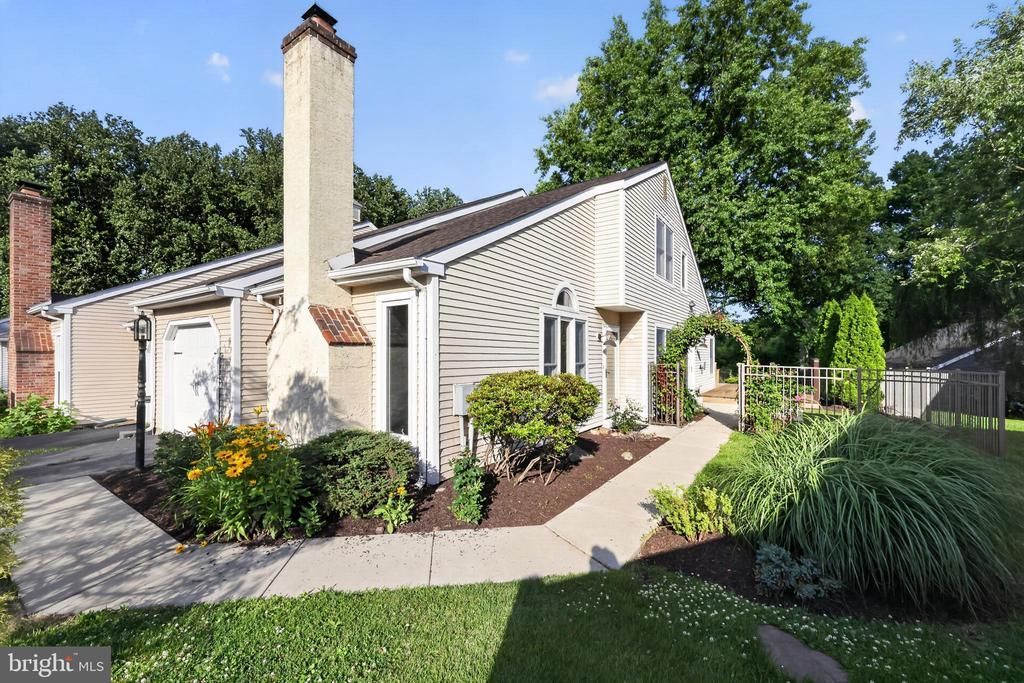 284 WOODS EDGE PLACE, LANGHORNE, PA 19047