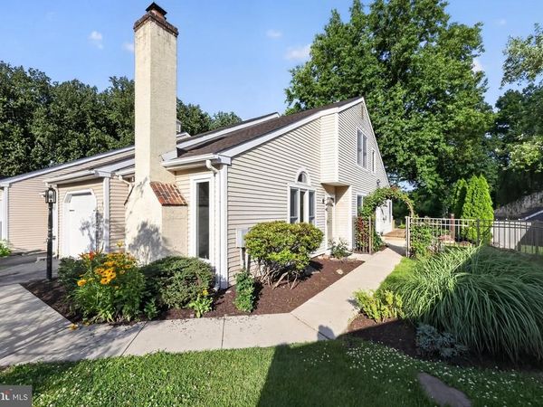 284 WOODS EDGE PLACE, LANGHORNE, PA 19047