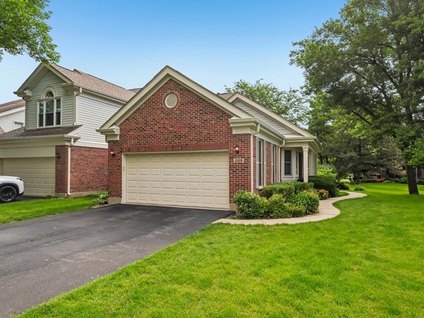 2109 N Charter Point Drive, Arlington Heights, IL 60004