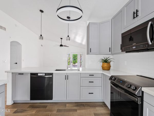6536 W DESERT HOLLOW Drive, Phoenix, AZ 85083