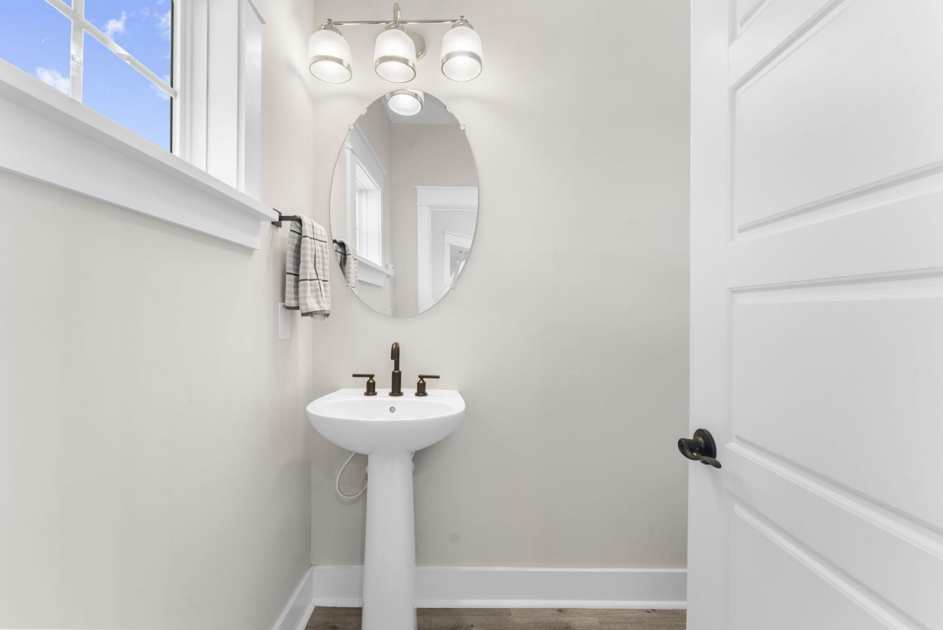 1613 Farmers Way Photo 14