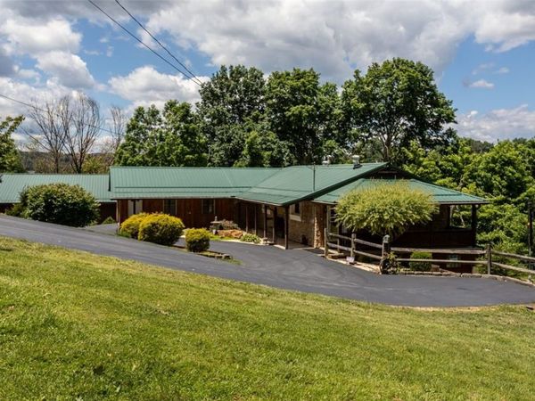 996 N. Bluff Drive, New Kensington, PA 15068