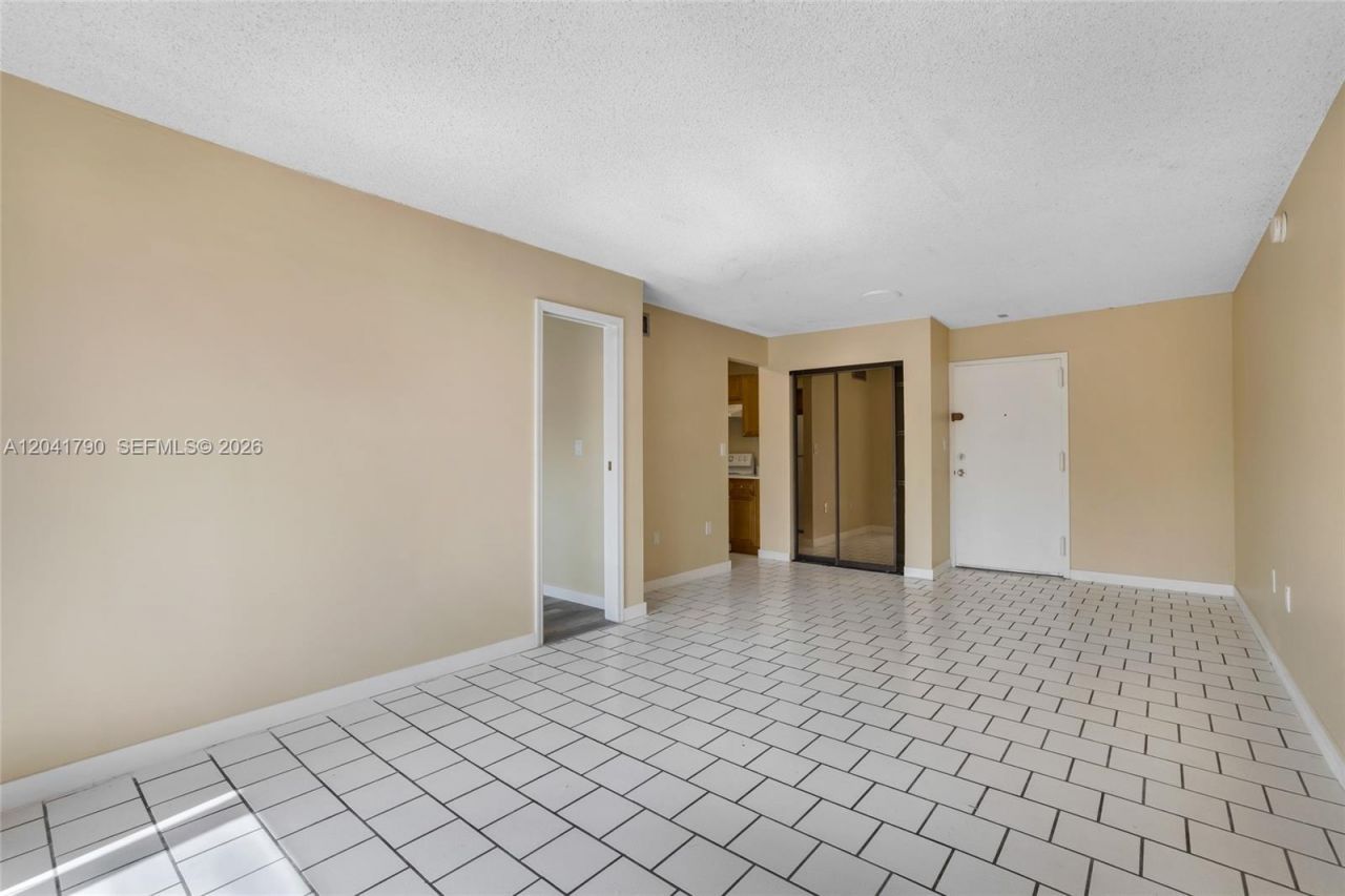 4805 NW 7th St, Unit 302-15, Miami, FL 33126 Photo