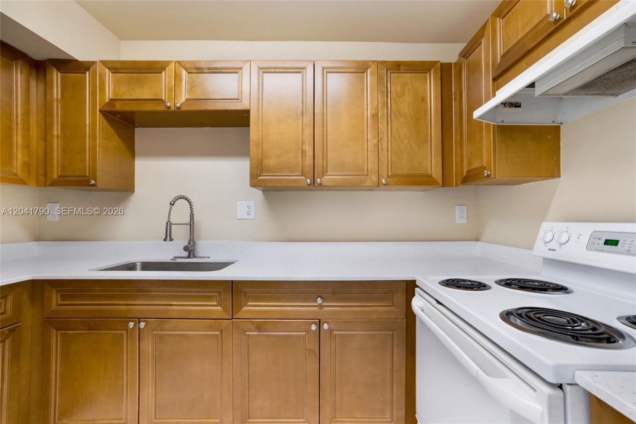 4805 NW 7th St, Unit 302-15, Miami, FL 33126 Photo