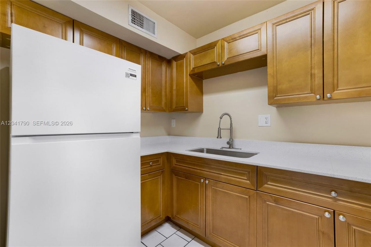 4805 NW 7th St, Unit 302-15, Miami, FL 33126 Photo