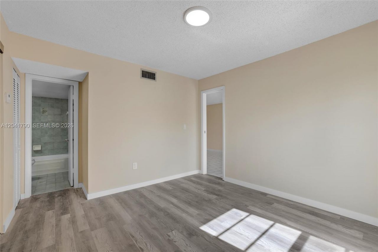 4805 NW 7th St, Unit 302-15, Miami, FL 33126 Photo