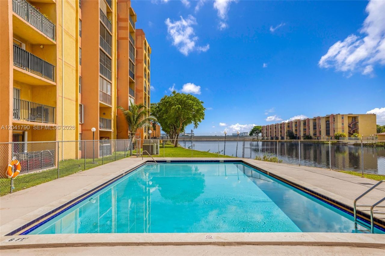 4805 NW 7th St, Unit 302-15, Miami, FL 33126 Photo