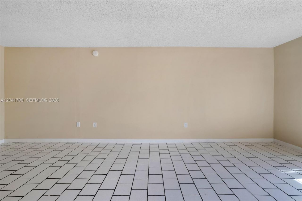 4805 NW 7th St, Unit 302-15, Miami, FL 33126 Photo