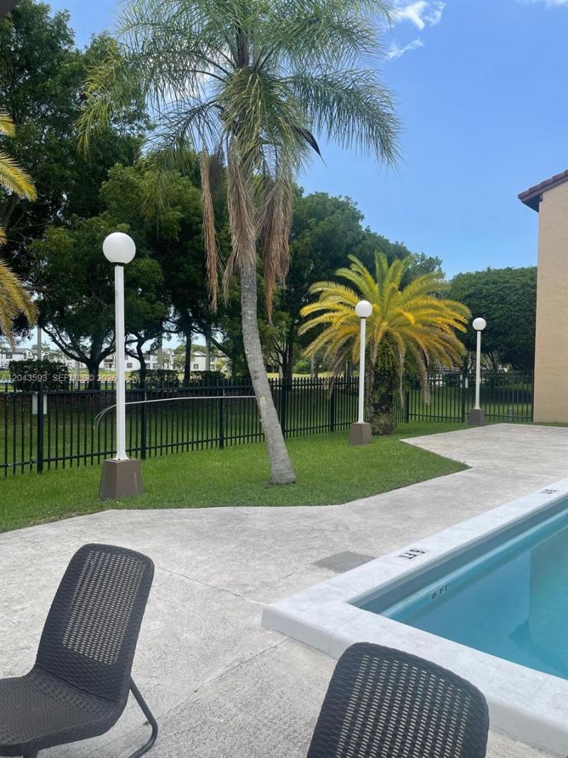 9909 NW 9th St Cir, Unit 4-3, Miami, FL 33172 Photo