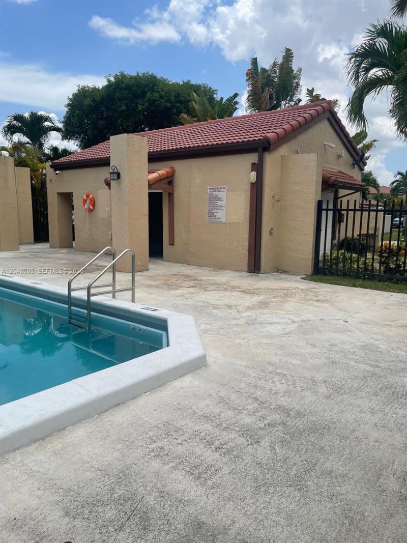 9909 NW 9th St Cir, Unit 4-3, Miami, FL 33172 Photo