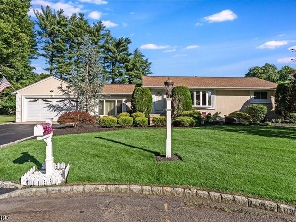 8 Alyson Dr, Fairfield, NJ 07004