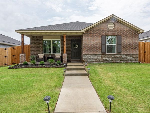 2420 E Illinois Alley, Fayetteville, AR 72701