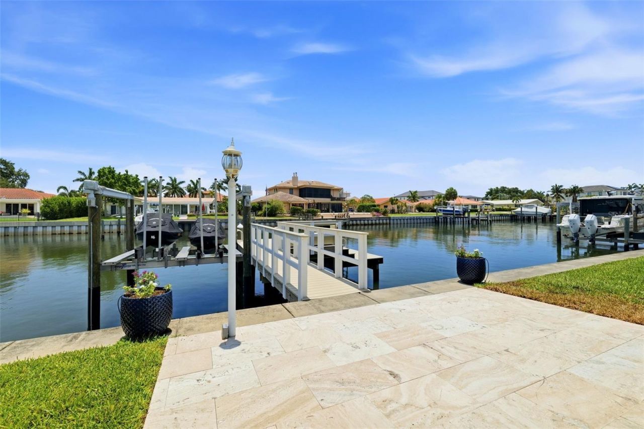 1974 Hawaii Avenue Ne, Saint Petersburg, FL 33703 Photo
