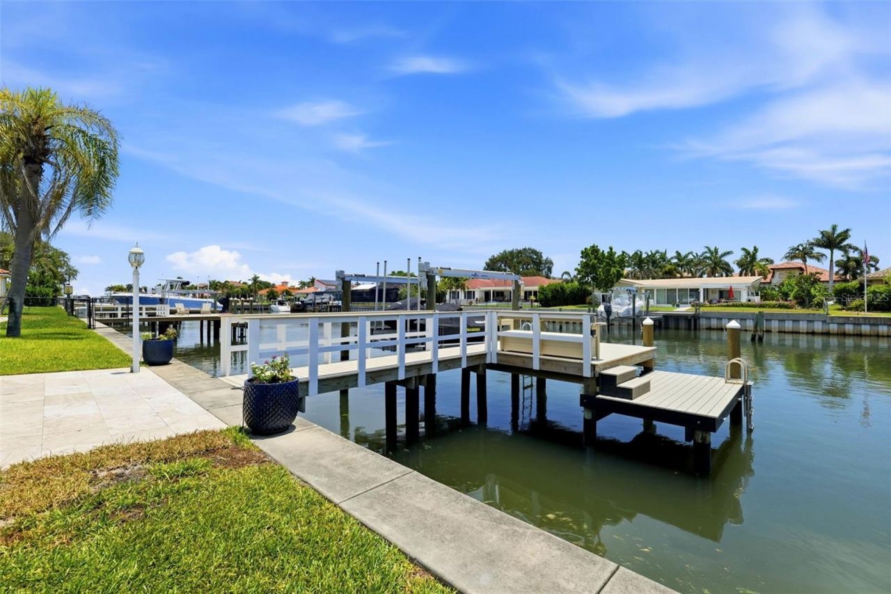 1974 Hawaii Avenue Ne, Saint Petersburg, FL 33703 Photo