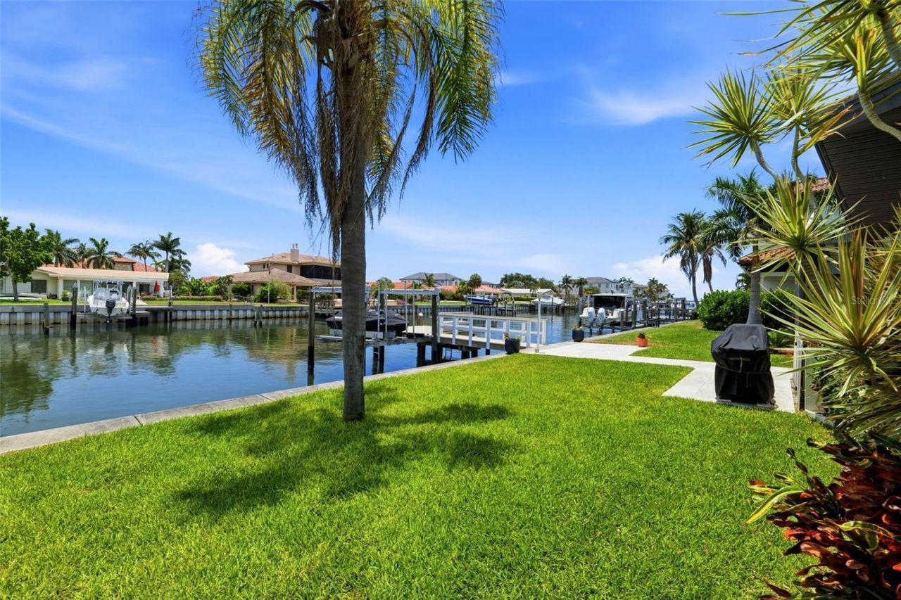 1974 Hawaii Avenue Ne, Saint Petersburg, FL 33703 Photo