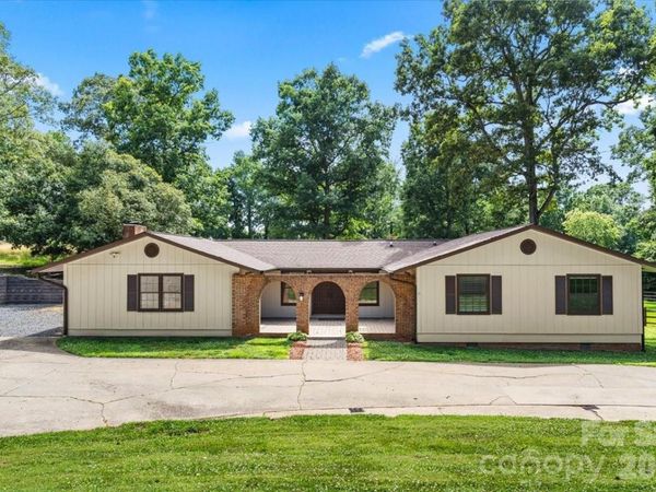 4024 Wandering Lane NE, Hickory, NC 28601