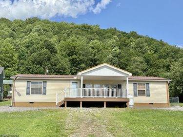 44 Fifth Street, Hendricks, WV 26271