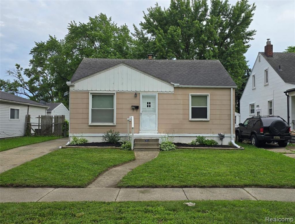 828 E Hayes Avenue, Hazel Park, MI 48030 Main Photo