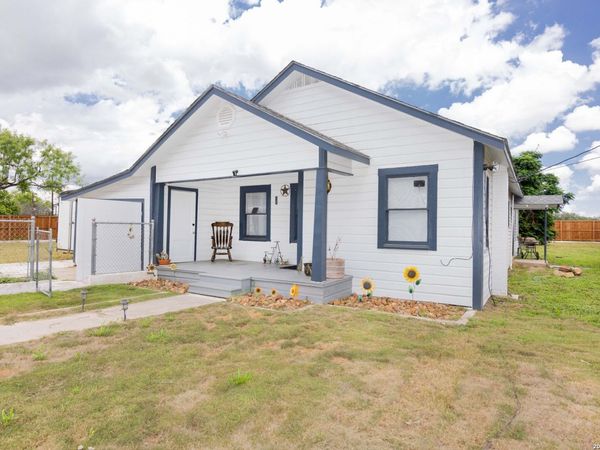 523B Rossville, Devine, TX 78016