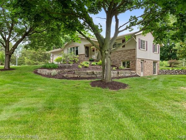 8763 Bishop Road, Green Oak Twp, MI 48116
