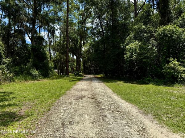 627 WALNUT Street, Welaka, FL 32193