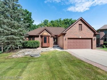 227 Bloomer Ridge Court, Rochester, MI 48307
