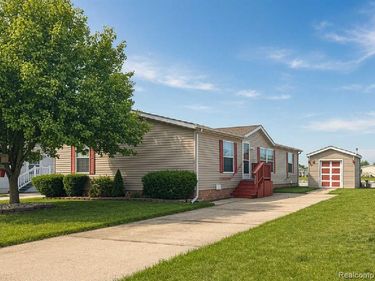 29258 Hidden River Drive, Gibraltar, MI 48173