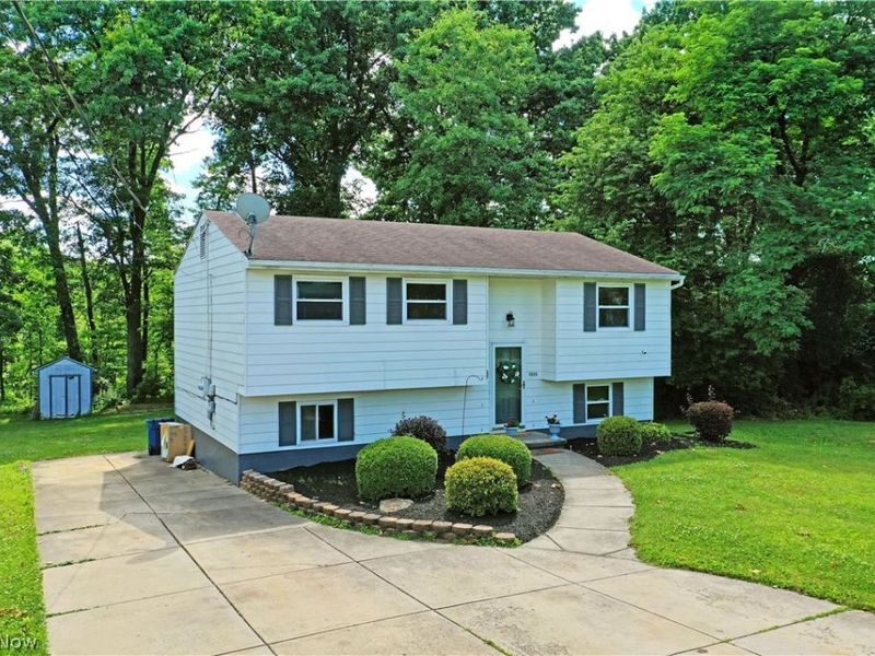 3678 Oakview Drive, Girard, OH 44420 Photo 1