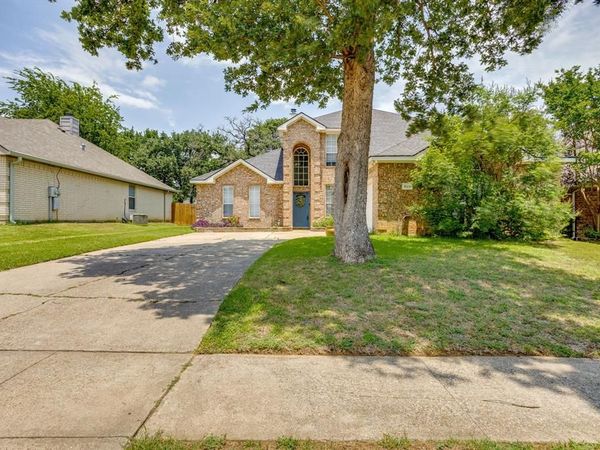 525 Oakbrook Drive, Burleson, TX 76028