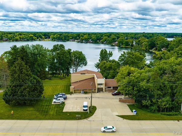 11032 Grand River Road , Green Oak Twp, MI 48116