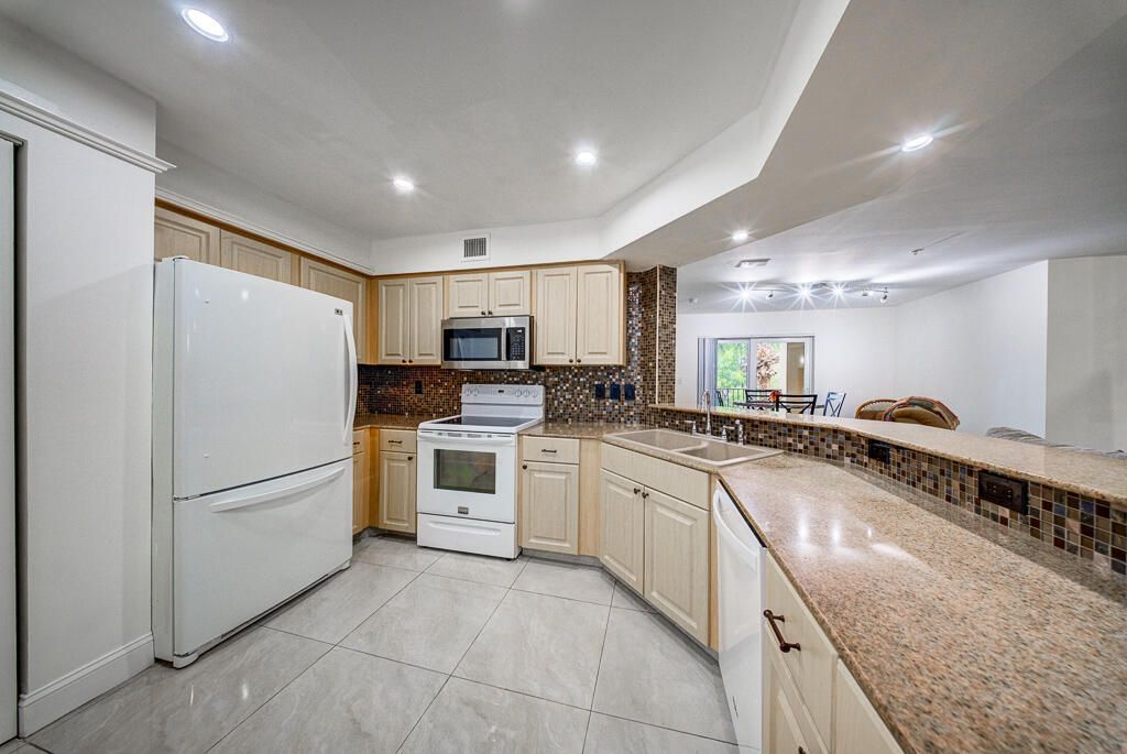 500 Scotia Drive, Unit 302, Hypoluxo, FL 33462 Photo