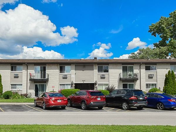 8999 Kennedy Drive , Unit 2B, Des Plaines, IL 60016