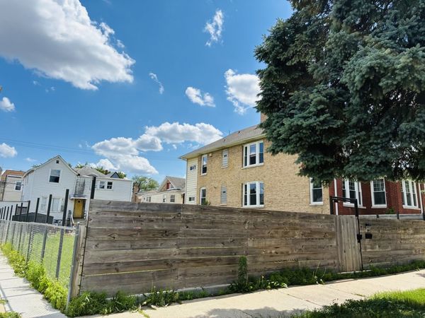 4925 W Warwick Avenue , Chicago, IL 60641
