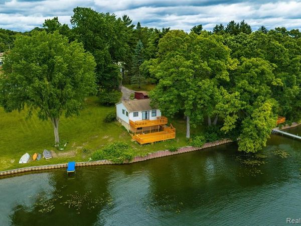 11044 Grand River Avenue, Green Oak Twp, MI 48116