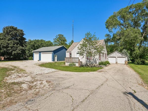 9207 39th AVENUE, Kenosha, WI 53142