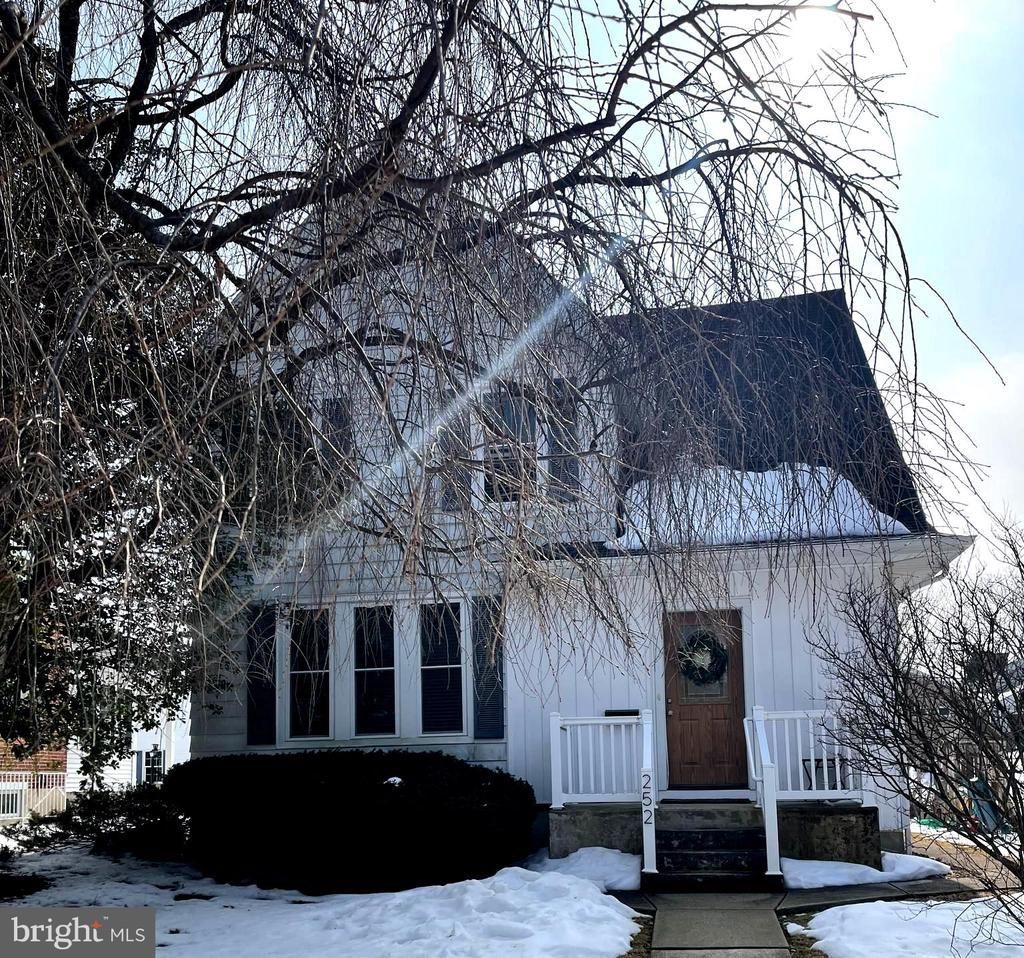 252 E AREBA AVENUE , HERSHEY, PA 17033