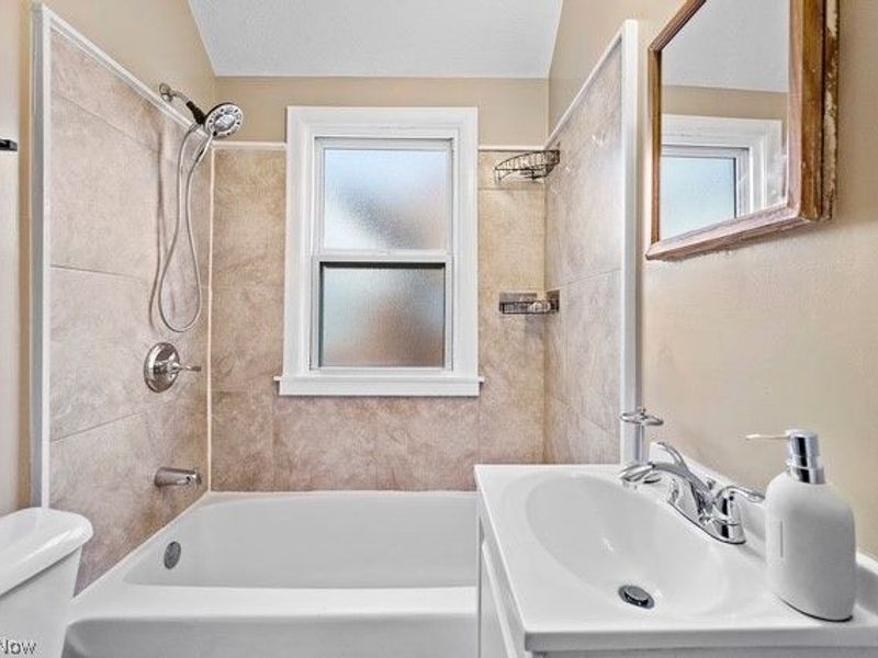 19075 Meredith Avenue, Euclid, OH 44119 Photo 8