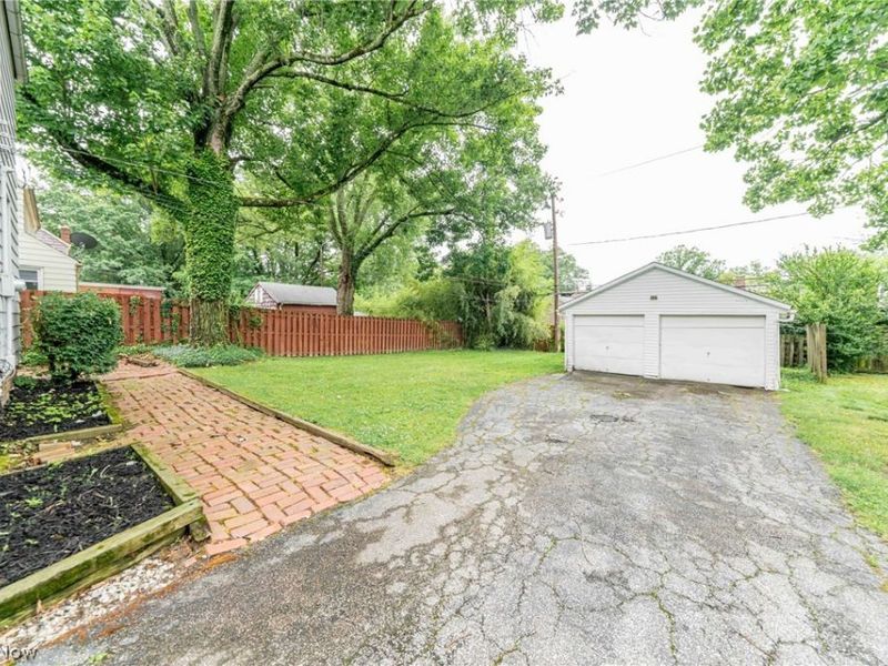 24501 Yosemite Drive, Euclid, OH 44117 Photo 32