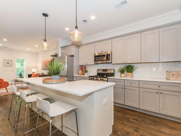 6 Chaz Way, Fairfield, NJ 07004