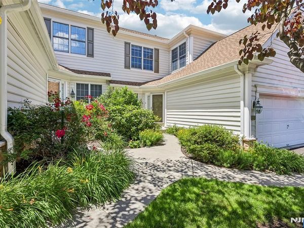 5 Scarlet Oak Lane, PARAMUS, NJ 07652