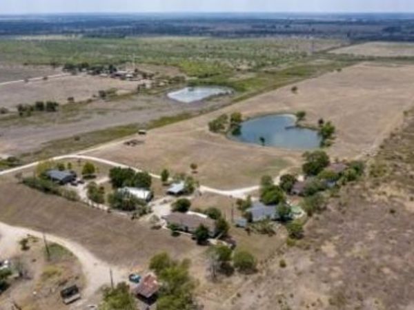81 Roots RD, Martindale, TX 78655
