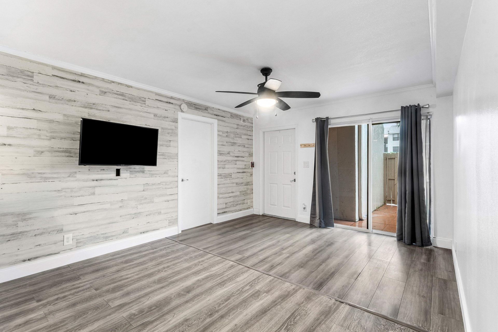 612 Executive Center Drive, Unit 107, West Palm Beach, FL 33401 Photo