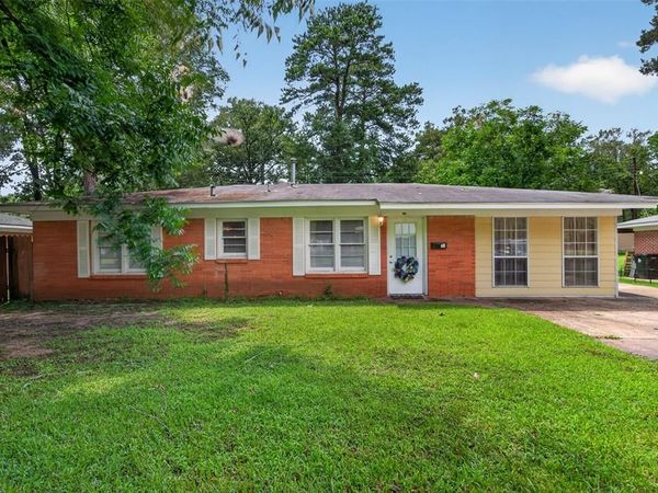 305 8th Street NE, Springhill, LA 71075